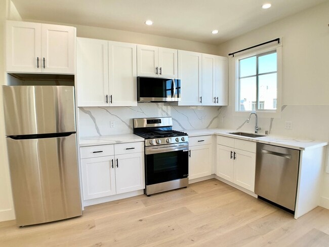 Foto del edificio - Alcatraz Views! Top Floor, REMODELED 2/1. ...