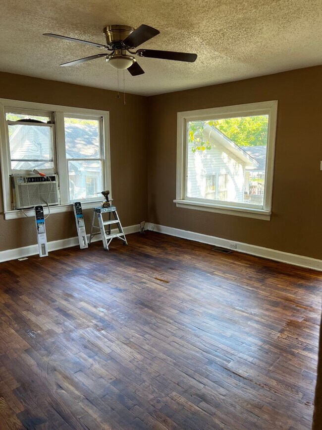 Building Photo - 1 bedroom,, 1 bathroom, freshly updated, u...