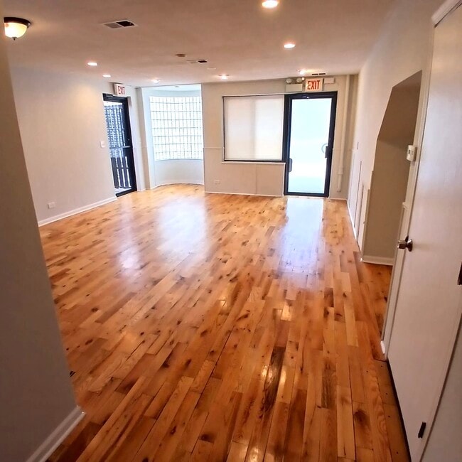 Building Photo - 4642 N Francisco Ave