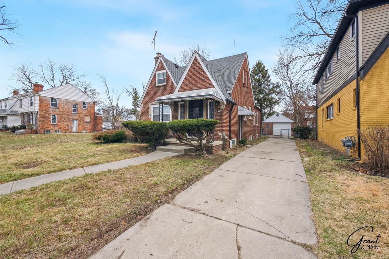 Primary Photo - 3 bedroom bungalow $1500