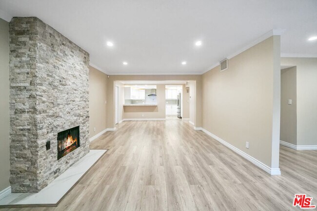 Building Photo - 15233 Magnolia Blvd