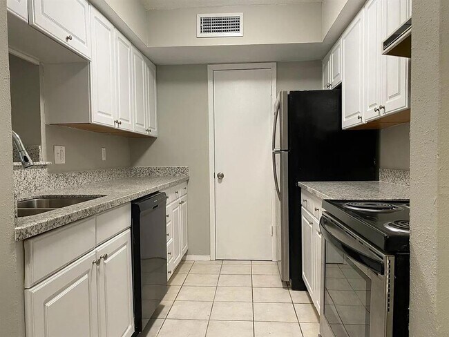 Foto del edificio - 3300 Pebblebrook Dr