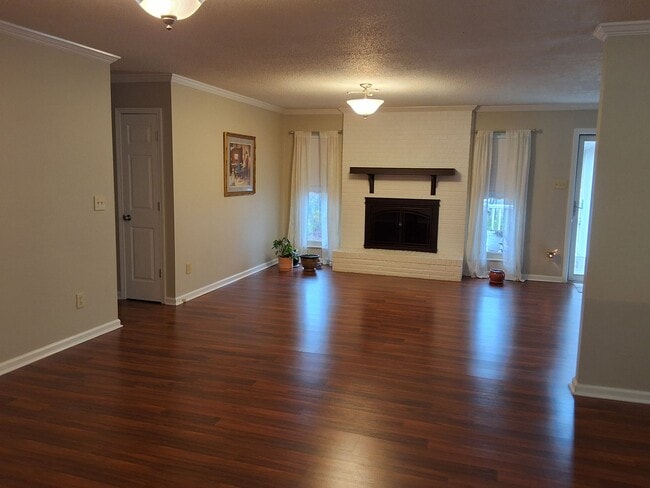 Building Photo - Lenoir City 37772- 3 bedroom, 2 bath home with a 2-car garage - Contact Sharon Arnwine (865) 313-...