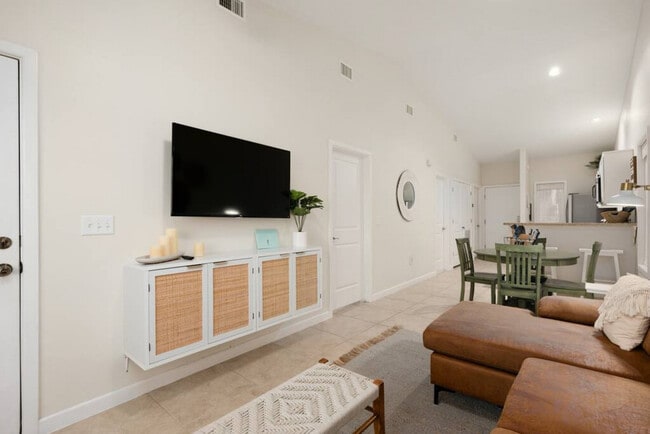 Foto del edificio - 108 Las Joyas Blvd