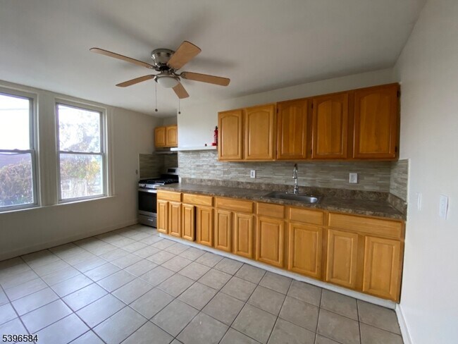 Foto del edificio - 130 Milford Ave