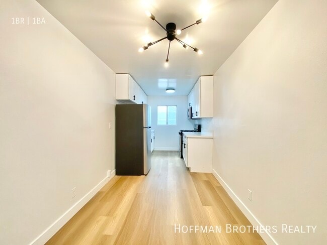 Building Photo - 136 S Oxford Ave