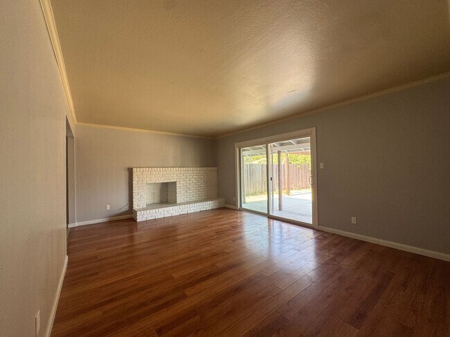 Foto del edificio - Beautiful single-story home with 4 bedroom...
