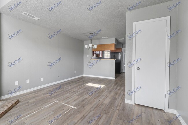 Building Photo - Beautiful 1/1.5 Town Home In Dallas!