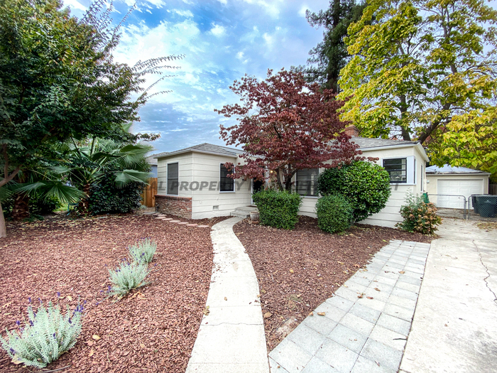 Building Photo - Lovely Land Park Home