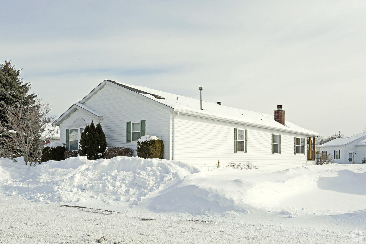 Building Photo - The Lakes MHC