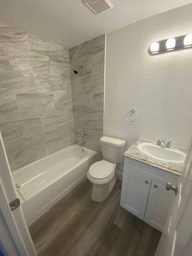 Building Photo - Newly remodeled 3 Bedroom 2 bath near UCF