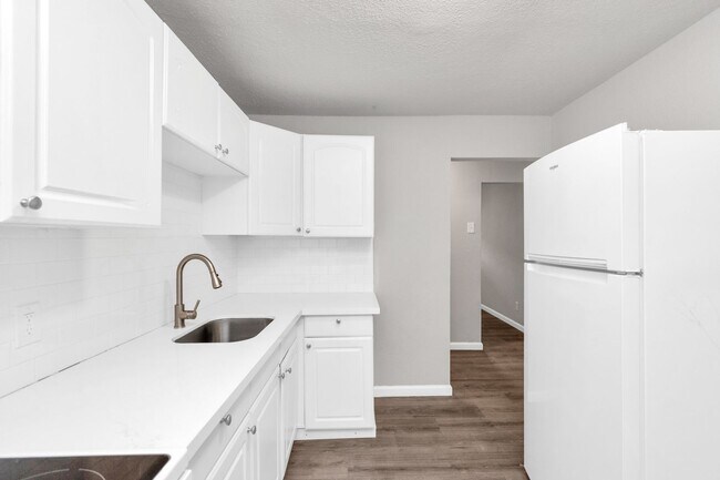 Building Photo - NICE 2 BEDROOM 1 BATH WITH 1600 SF