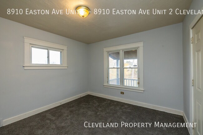 Building Photo - Renovated Cleveland Up Unit