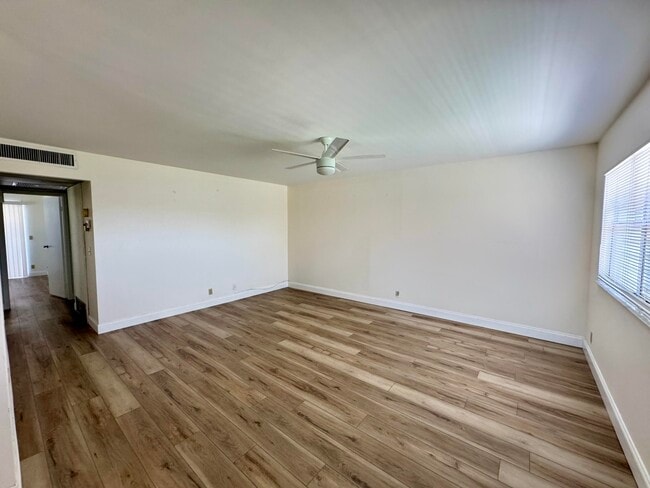 Building Photo - 460 Saxony Way
