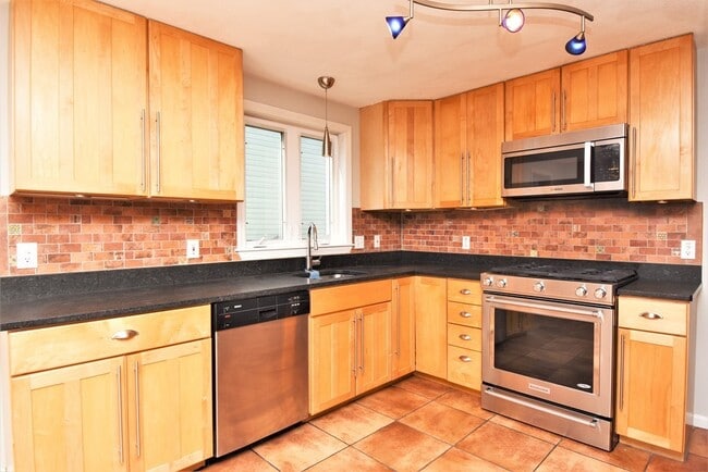 Building Photo - 191 Adams St