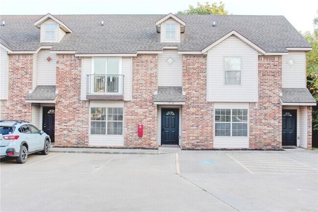 Building Photo - 1730 N Chestnut Ave