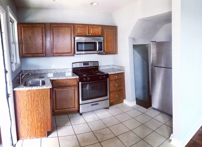 Building Photo - OAKLAND CONVENIENCE!  4 Bedroom  / 1 Bath ...