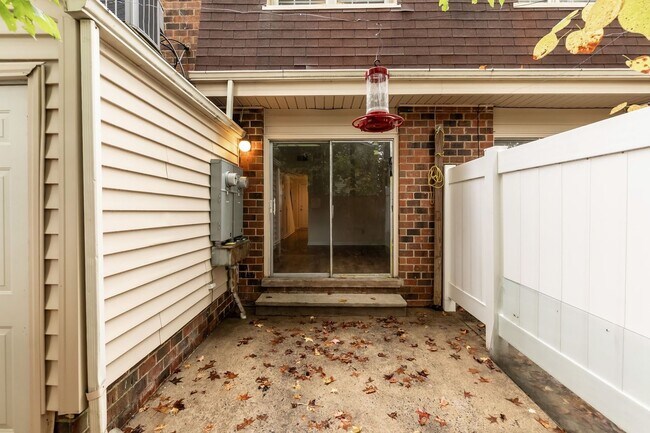 Building Photo - 718 Shawnee Dr