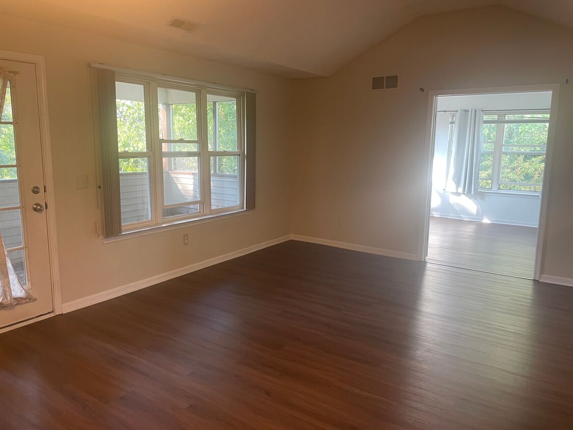 Primary Photo - 2 bed 2 bath condo with garage FRESH PAINT!