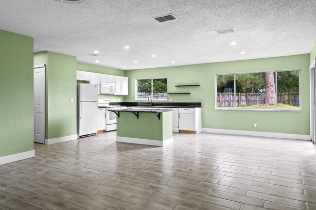 Building Photo - 2079 SE Triumph Rd