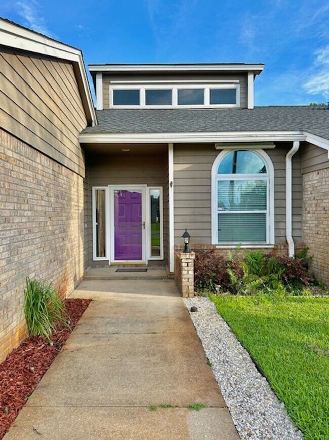 Building Photo - Beautiful 3/2/2 Pool Home For Rent w/ Pool...