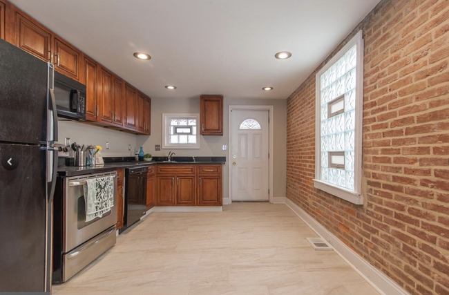 Kitchen - 1523 W Pratt St