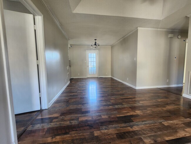 Foto del edificio - 738 Spees Dr