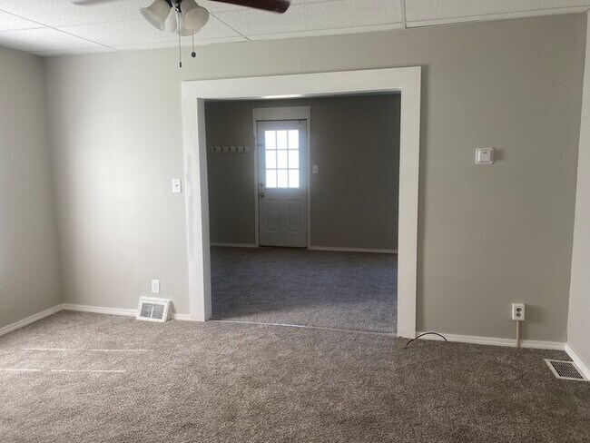Building Photo - A must see beautiful 2 bedroom 1 bath town...