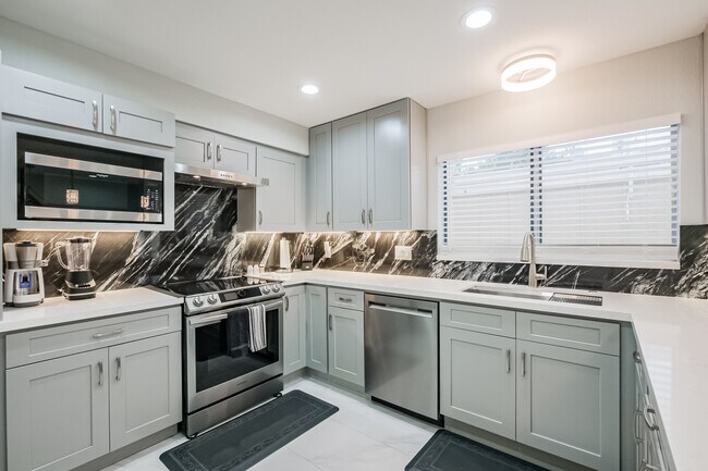 Building Photo - 11643 Village Place Dr