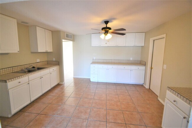 Building Photo - 3438 W Rosewood Ave