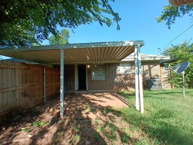 Building Photo - 4028 Locust Dr