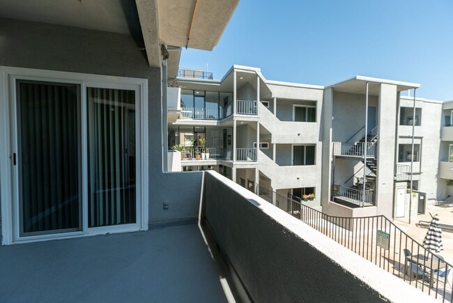 Interior Photo - 1865 North Fuller Ave