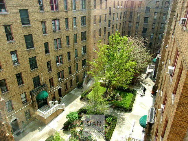Building Photo - 15 Seaman Ave