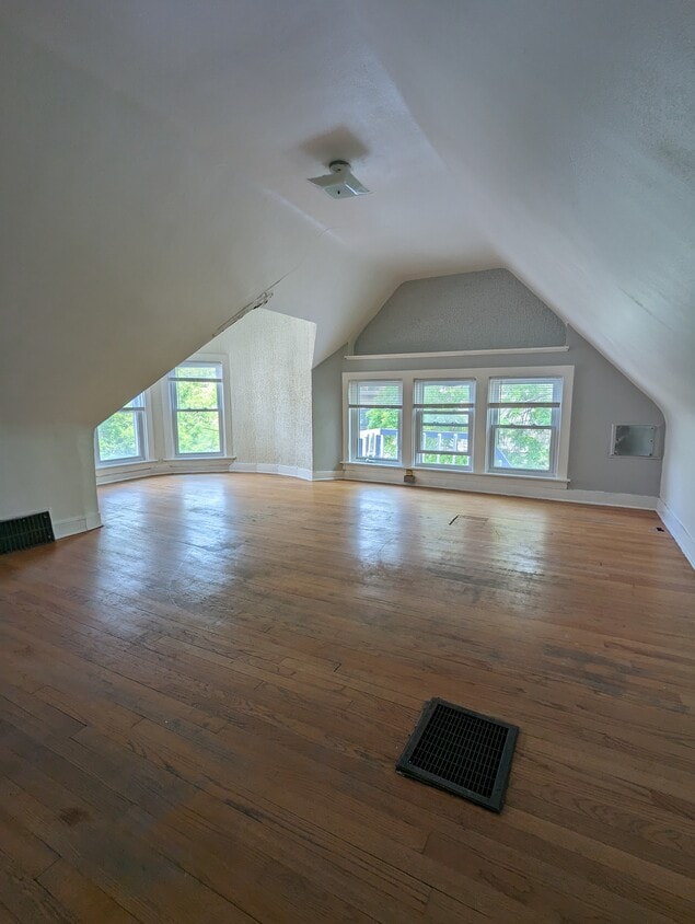 1817 E Lafayette Pl, Milwaukee, WI 53202 House Rental in Milwaukee