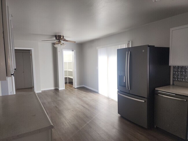 Foto del edificio - Shop-Ready 4BR Home with Lift-Ready Detached Garage & RV Parking Near Downtown Firestone