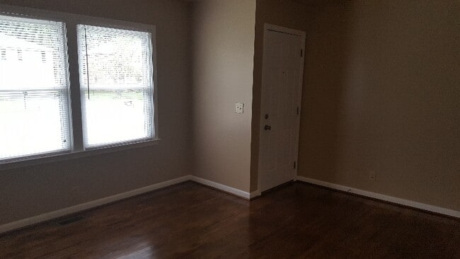 Building Photo - 290 Largo Dr