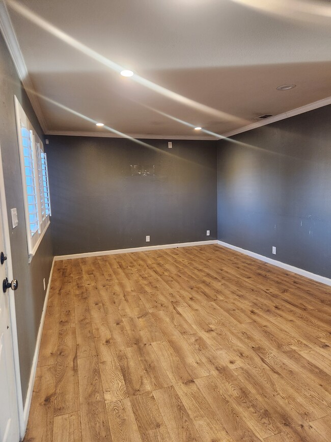 Building Photo - 417 Elm Ave