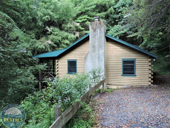 Cute Log Home Overlooking Wooded Area - Cute Log Home Overlooking Wooded Area