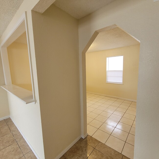Comedor de 1 dormitorio - “West Oak Apartments – Large 1 & 2-Bedroom Homes Near Everything!”