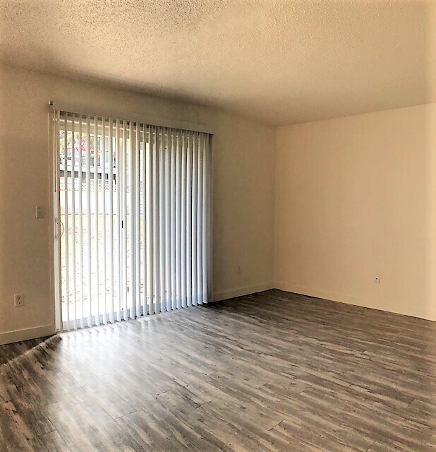 Pisos duros en áreas de estar/acceso al patio - Michael Manor Apartments