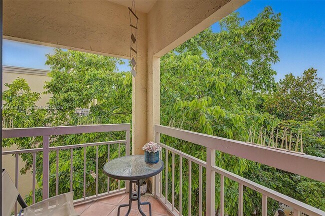 Foto del edificio - 8290 Lake Dr