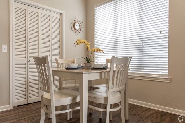 Building Photo - Luxury Living + $1,000 Off!