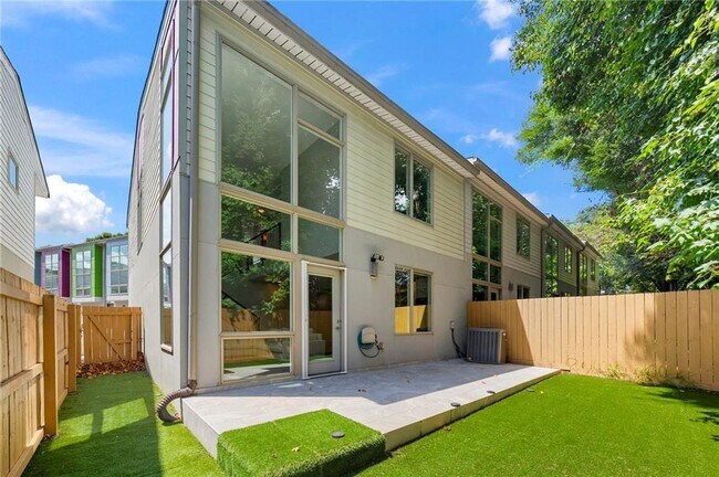 Foto del edificio - 1344 Rietveld Row NW