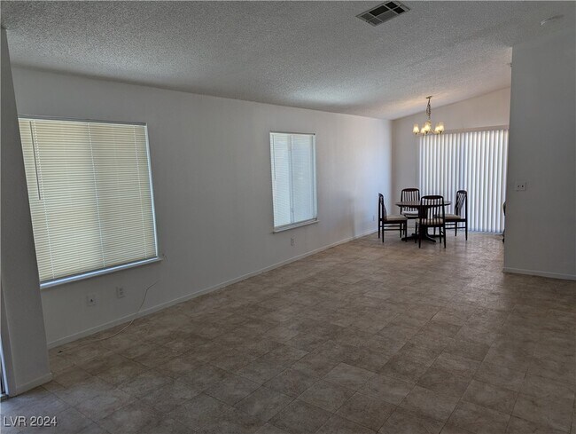 Foto del edificio - 4390 Faberge Ave