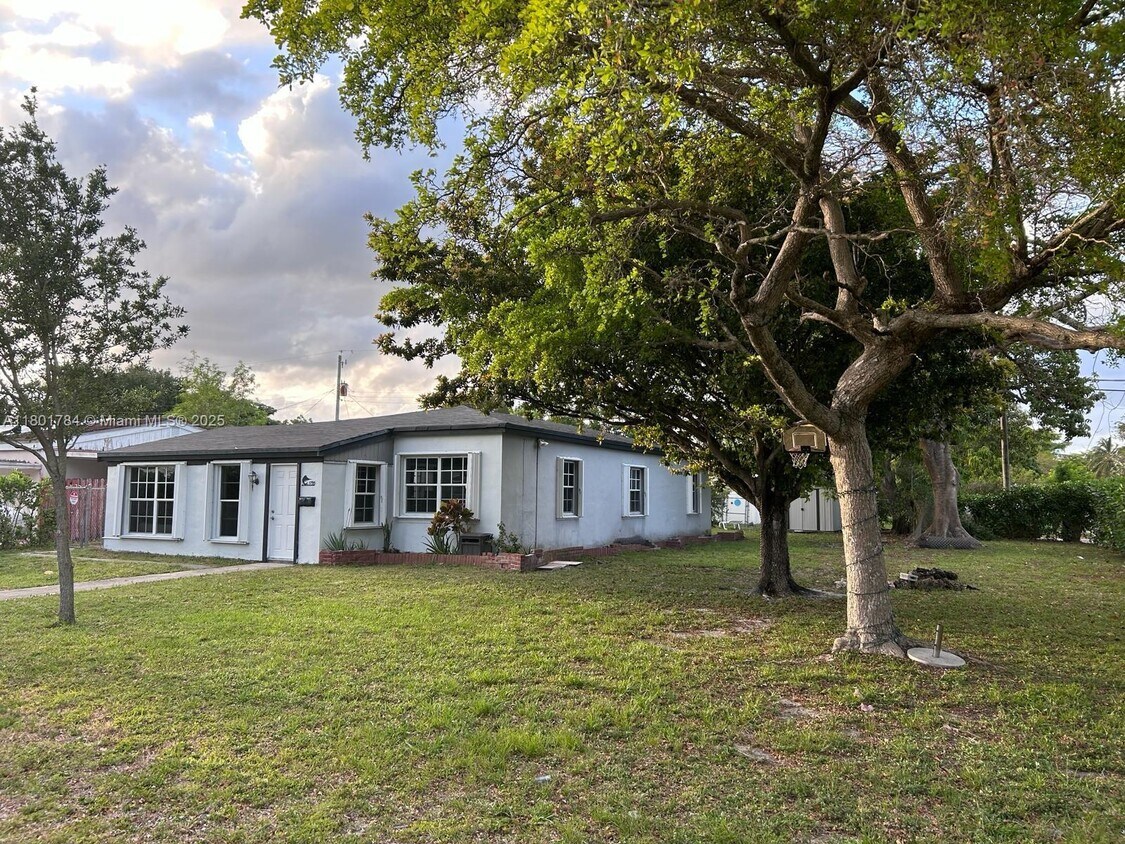 Foto principal - 1795 NE 175th St