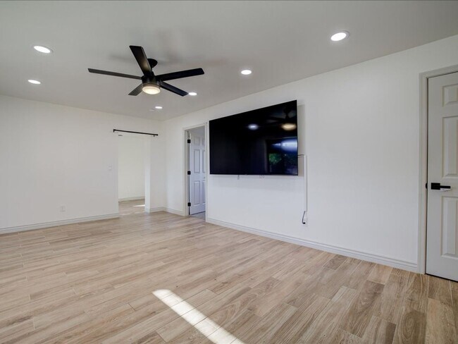 Foto del edificio - Beautiful 3-Bedroom Home with Private Pool & Security Gate