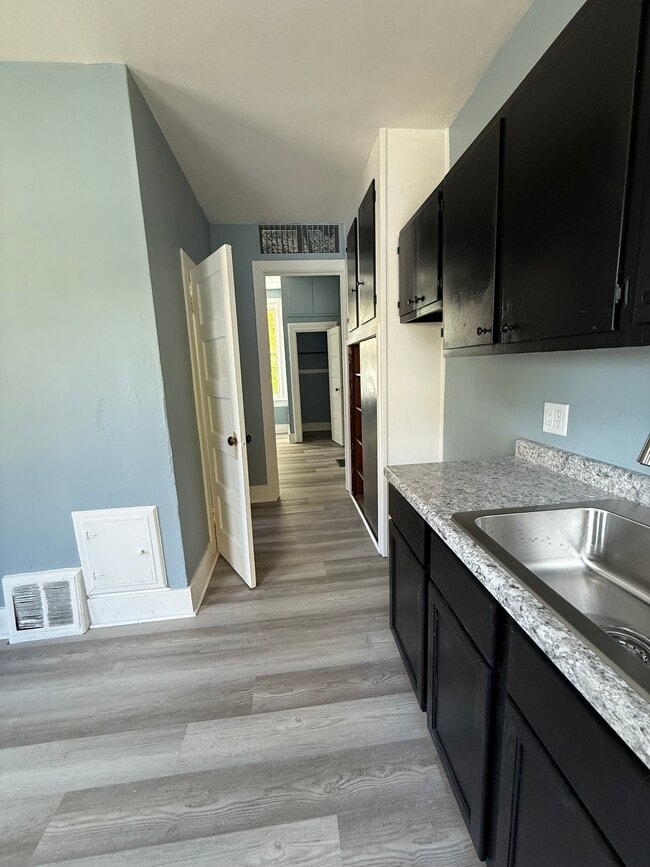 Foto del edificio - 215 E South St