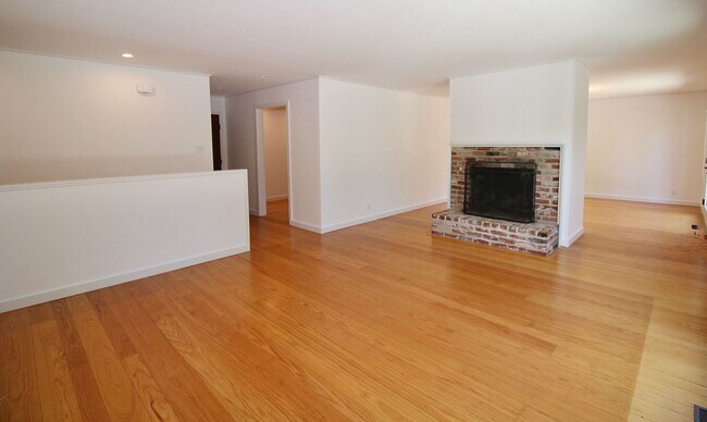 Foto del edificio - Charming Single-Level Northbridge 3BD/2BA ...