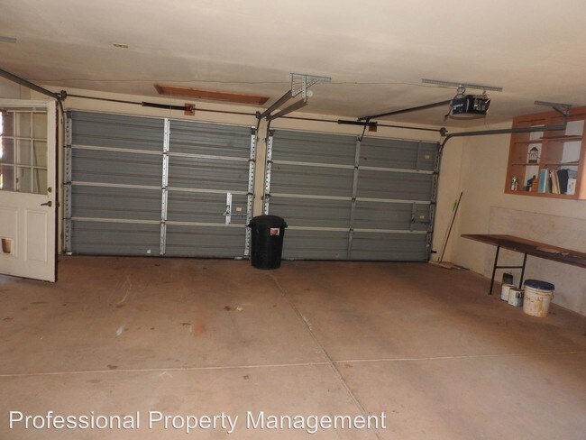 Building Photo - 3 br, 2 bath House - 3000 North Canyon Dr.