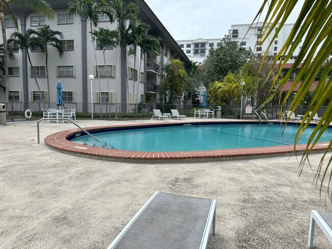 Foto del edificio - 8107 SW 72nd Ave